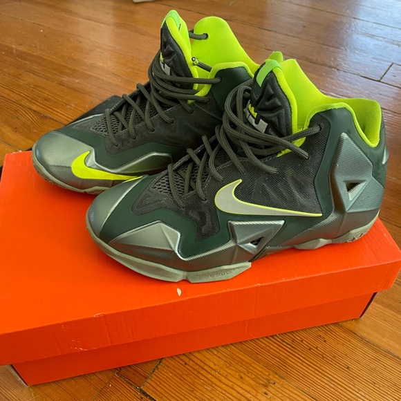 Lebron XI GS sz 4 - Picture 1 of 6
